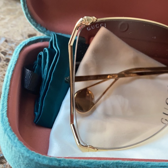 Gucci Oversized Sunglasses - Picture 4 of 4